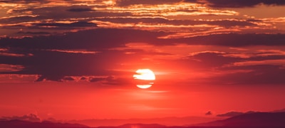 足球比赛直播画面特写，球员带球突破瞬间，画面清晰无延迟