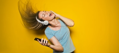 线上球迷社区互动截图，显示热烈的讨论帖与表情包交流