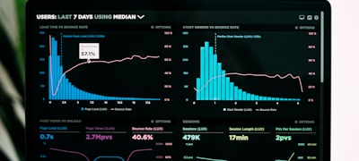 数据可视化仪表盘展示，显示球队实时胜率、球员跑动热图等深度指标