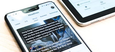 体育新闻编辑室工作场景，屏幕上显示着最新的赛事快讯与头条